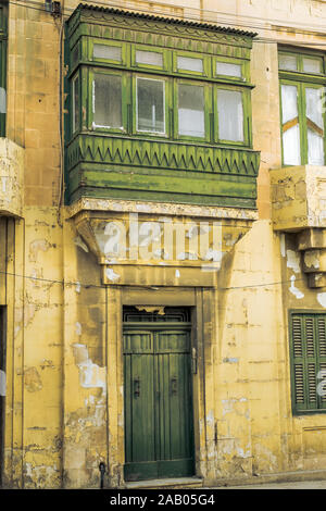 Sliema Malta, 16 luglio 2019. Tradizionale architettura maltese in Sliema Città Vecchia in Malta, street con i tradizionali balconi e vecchi edifici in histo Foto Stock