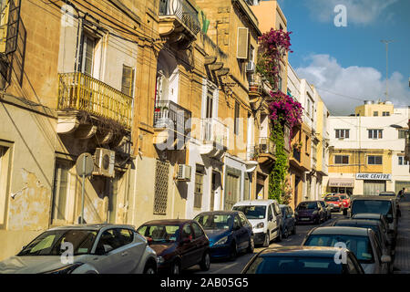 Sliema Malta, 16 luglio 2019. Tradizionale architettura maltese in Sliema Città Vecchia in Malta, street con i tradizionali balconi e vecchi edifici in histo Foto Stock