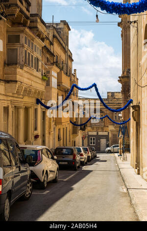 Sliema Malta, 16 luglio 2019. Tradizionale architettura maltese in Sliema Città Vecchia in Malta, street con i tradizionali balconi e vecchi edifici in histo Foto Stock