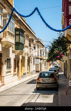 Sliema Malta, 16 luglio 2019. Tradizionale architettura maltese in Sliema Città Vecchia in Malta, street con i tradizionali balconi e vecchi edifici in histo Foto Stock