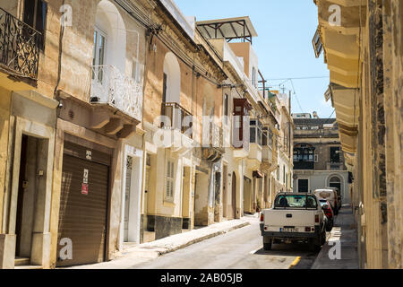 Sliema Malta, 16 luglio 2019. Tradizionale architettura maltese in Sliema Città Vecchia in Malta, street con i tradizionali balconi e vecchi edifici in histo Foto Stock