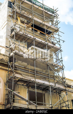 Sliema Malta, 16 luglio 2019. Tradizionale architettura maltese in Sliema Città Vecchia in Malta, street con i tradizionali balconi e vecchi edifici in histo Foto Stock