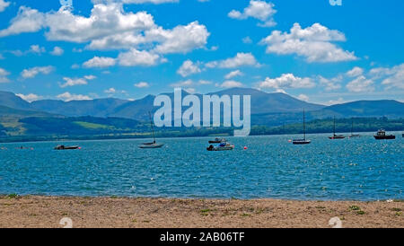 Vista della Snowdonia Range e dello stretto di Menai Anglesey Mona North Wales UK United Kingdom Foto Stock