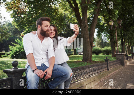 Una bellissima giovane rende una foto all'aperto Foto Stock