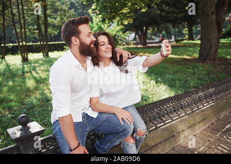 Una bellissima giovane rende una foto all'aperto Foto Stock