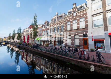 Gouda, Paesi Bassi - Circa 2019 : Blauwstraat e canal Foto Stock