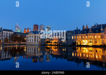 Den Haag, Paesi Bassi - Circa 2019 : Binnenhof olandese edificio parlamentare e De Mauritzhuis Galleria d'arte al tramonto Foto Stock