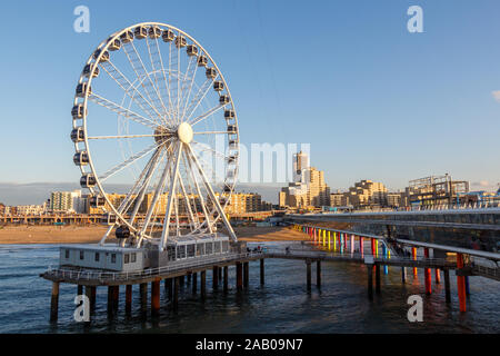 Scheveningen, Paesi Bassi - Circa 2019 : Pier e la vista del cielo ruota panoramica Ferris Foto Stock