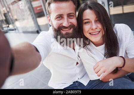 Una bellissima giovane rende una foto all'aperto Foto Stock