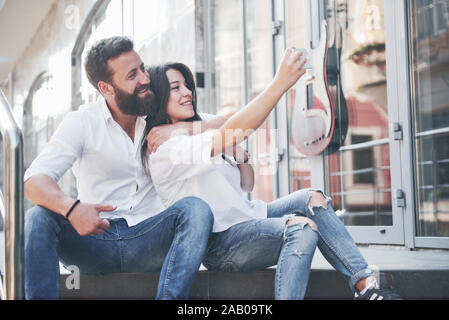Una bellissima giovane rende una foto all'aperto Foto Stock