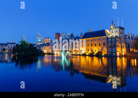 Den Haag, Paesi Bassi - Circa 2019 : Binnenhof edificio parlamentare al crepuscolo Foto Stock