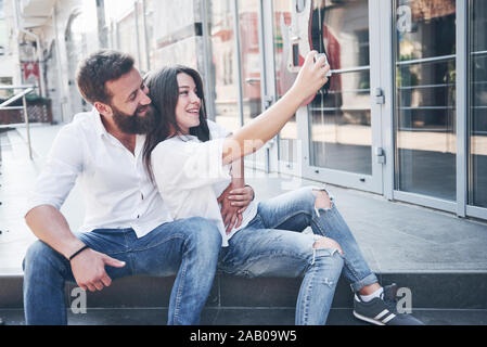 Una bellissima giovane rende una foto all'aperto Foto Stock