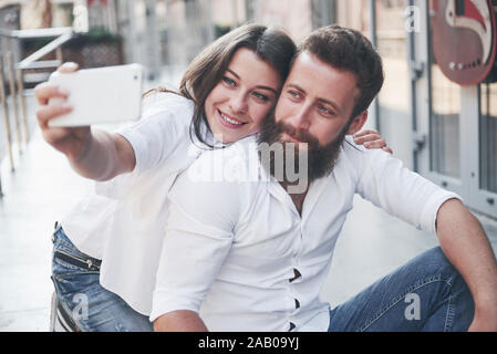 Una bellissima giovane rende una foto all'aperto Foto Stock