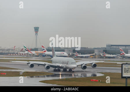 Londra, Inghilterra - Circa 2019 : Qatar Airways Airbus A380 a LHR Airport Foto Stock