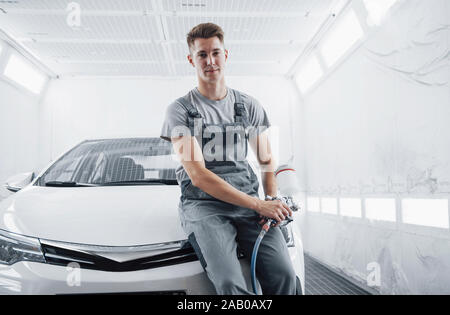 Vernice spray master per verniciatura auto nel settore automobilistico. Foto Stock