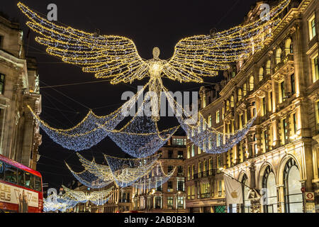 LONDON, Regno Unito - 24 NOV 2019: Regent Street a Londra durante le vacanze di Natale che mostra le luci e le decorazioni. Foto Stock