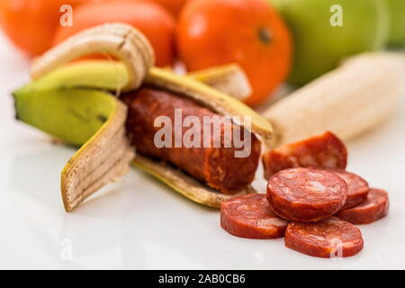 Tailandese settentrionale salsiccia piccante Sai Aua cibo locale in Tailandia e vendute su foglie di banano nel mercato. Foto Stock