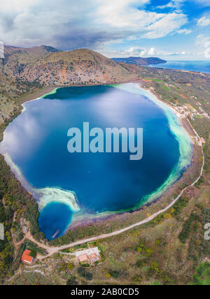 Panorama del lago naturale Kournas a Chania, Creta Foto Stock