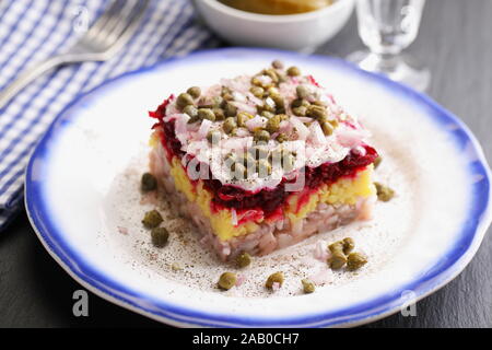 Porzione di vestito insalata di aringhe noto anche come aringhe in pelliccia Foto Stock