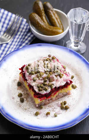 Porzione di vestito insalata di aringhe noto anche come aringhe in pelliccia Foto Stock