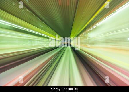 Giallo e viola abstract movimento ad alta velocità verso il futuro della città, concetto. Foto Stock