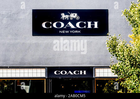 Oct 10, 2019 Palo Alto / CA / STATI UNITI D'AMERICA - Coach store di New York situato a Stanford Shopping Center; pulmann IP Holdings LLC è una società americana specializin Foto Stock