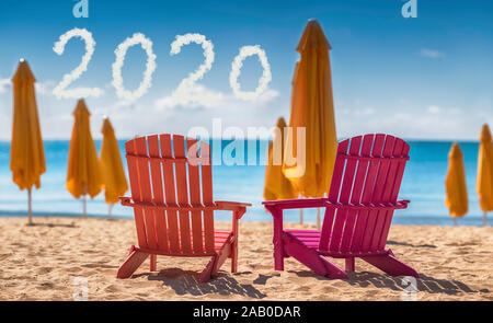 2020 Felice anno nuovo concetto e due sedie a sdraio sulla spiaggia Foto Stock