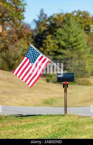 Colpo verticale di una cassetta postale battenti una bandiera americana. Foto Stock