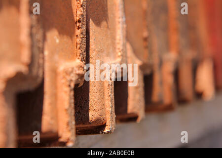 Rosso di tegole allineate in una fila Foto Stock