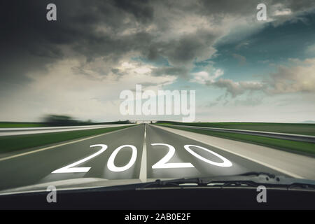 2020 concept car guida veloce verso il basso sulla strada prima della pioggia. Foto Stock