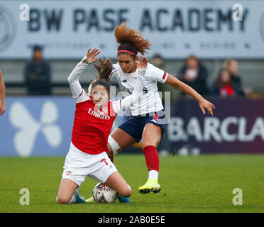 BOREHAMWOOD, Inghilterra - novembre 24: Danielle van de Donk di Arsenal viene portato verso il basso dalla Jade Bailey di Liverpool donne durante la Barclays donna Super Foto Stock