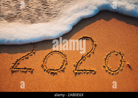 Felice Anno Nuovo 2020 concetto, scritte sulla spiaggia. Mare sunrise. Foto Stock