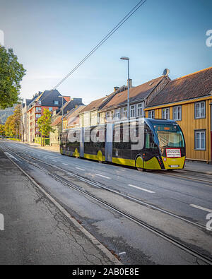 TRONDHEIM, Norvegia - 8 Settembre 2019: Uno dei nuovi tram-come super autobus che passano a Trondheim, Norvegia. Foto Stock