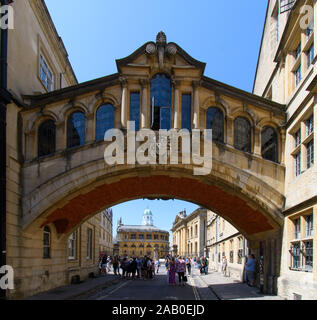 Oxford, Regno Unito - 29 Giugno 2019: turisti si riuniscono sotto il Ponte dei Sospiri su New College Lane Foto Stock