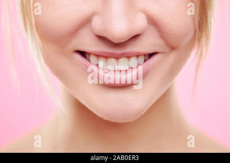 In prossimità della parte inferiore della faccia di giovani sani di sesso femminile con sorriso toothy Foto Stock
