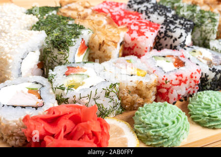 Un grande insieme di rotoli diversi, con diversi ripieni. Close-up. Foto Stock