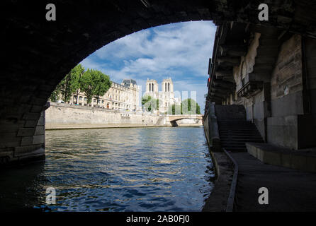 Vista la cattedrale di Notre Dame di Parigi dal fiume Senna Foto Stock