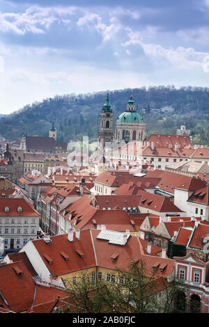 Vista dal castello di Praga alla collina di Petřín. In rassegna potrebbe vedere la bella cattedrale di San Nicola Foto Stock