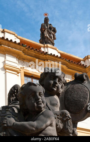 Praga. Angeli con ali prima di Loreto ingresso. La terrazza balaustrata davanti a Loreto è decorata con 26 piccoli angeli scultori con i segni Foto Stock