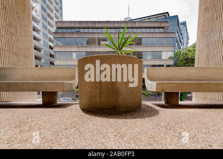 Posti a sedere esterni al Brutalist progettato ex banca CBC HQ (1976), ora Oxley Centro Business, in Crows Nest da Kerr e Smith con Geoff Malone Foto Stock