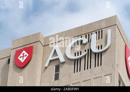 Il logo aziendale per l'Università Cattolica Australiana nel sobborgo di Sydney di Nord Sydney, Australia Foto Stock