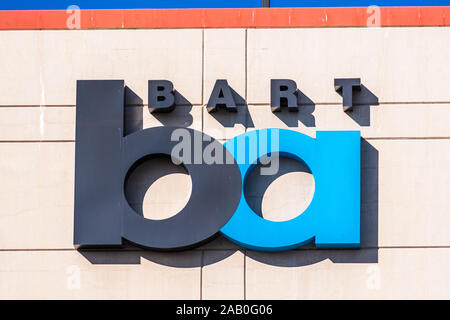 15 nov 2019 Pleasanton CA // Stati Uniti d'America - BART logo presso la West Dublino/Pleasanton fermata in East Bay; Bay Area Rapid Transit (BART) è un trasporto pubblico Foto Stock