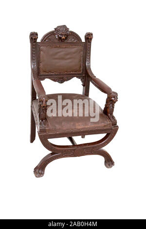 Tedesco sedia in legno del XVII secolo su sfondo bianco. Foto Stock