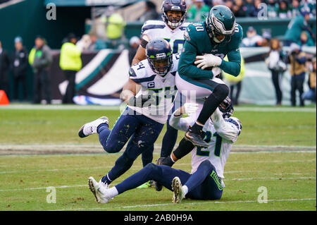Philadelphia, Pennsylvania, USA. 24 Novembre, 2019. Philadelphia Eagles wide receiver Jordan Matthews (80) con il fermo come Seattle Seahawks cornerback Tre fiori (21) e middle linebacker Bobby Wagner (54) portare giù lui durante il gioco di NFL tra i Seattle Seahawks e Philadelphia Eagles al Lincoln Financial Field di Philadelphia, Pennsylvania. Christopher Szagola/CSM/Alamy Live News Foto Stock