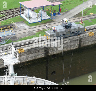 Canale di Panama il mulo elettrica treni utilizzati il tirare la spedizione attraverso il Miraflores Locks. Foto: Tony Gale Foto Stock