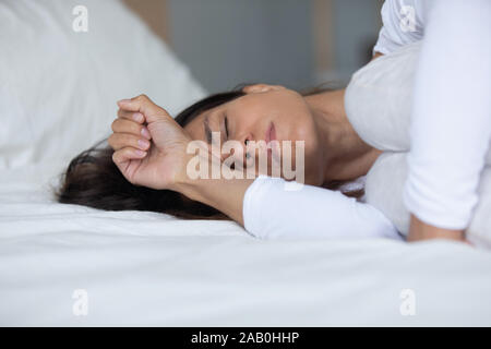 Donna giaceva a letto gli occhi chiusi il pianto si sente miserabile Foto Stock