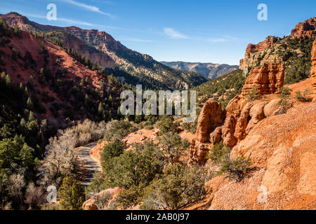 Uno stretto canyon road si snoda attraverso la solitaria Southern Utah desert fuori Brian Head, Utah. Foto Stock