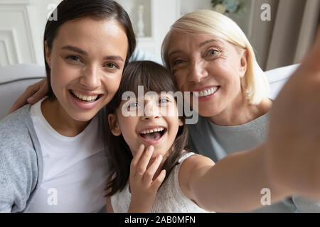 Webcam vista ravvicinata nipote di sua madre e nonna Foto Stock