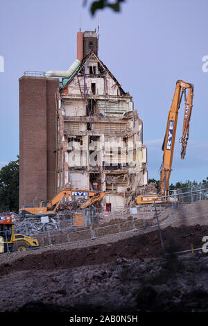 Demolizione del Francis Crick laboratorio (Istituto nazionale per la ricerca medica) in Mill Hill per fare posto per l'alloggiamento. Foto Stock