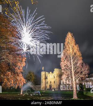 Tonbridge Castle fuochi d'artificio, Kent, Regno Unito. Il 24 novembre 2019. illuminato da fuochi d'artificio per contrassegnare l'accensione delle luci di Natale. Foto Stock